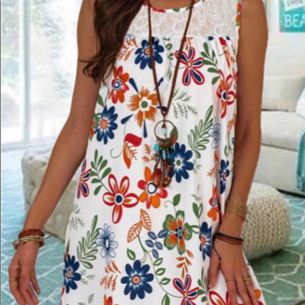 WHITE LACE FLORAL MINI DRESS - Picture 3 of 7